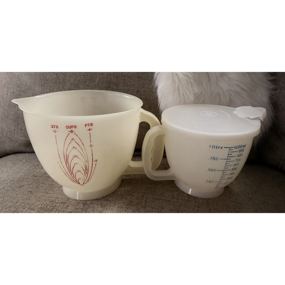 VTG Set of Tupperware White Plastic Liquid Measuring 4&8 Cups Red Blue With Lid